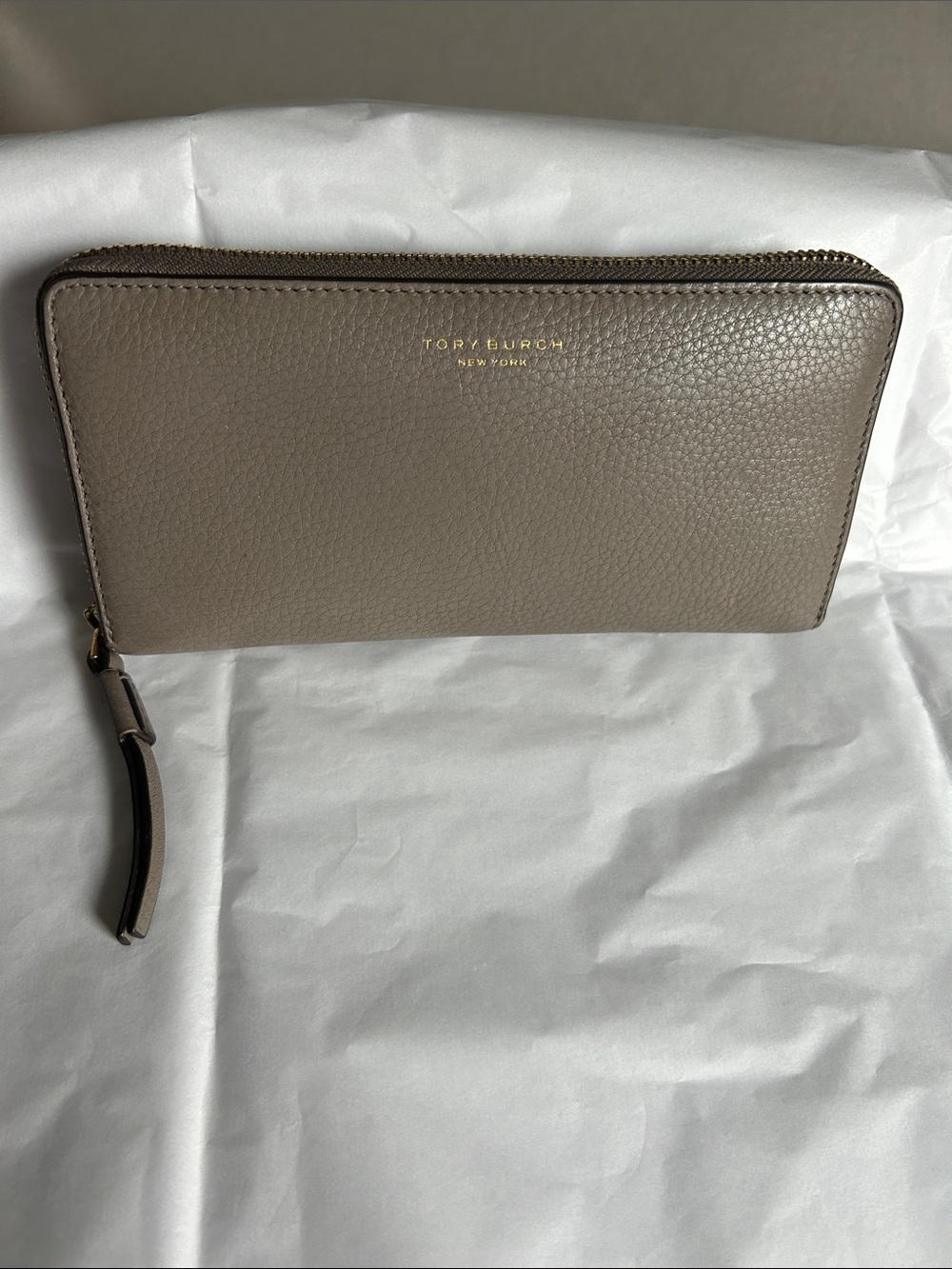 Tory Burch Pebbled Zip Wallet - Taupe Gray